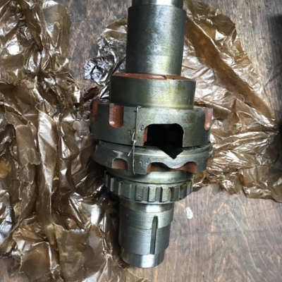 Cụm vi sai cầu trước máy kéo